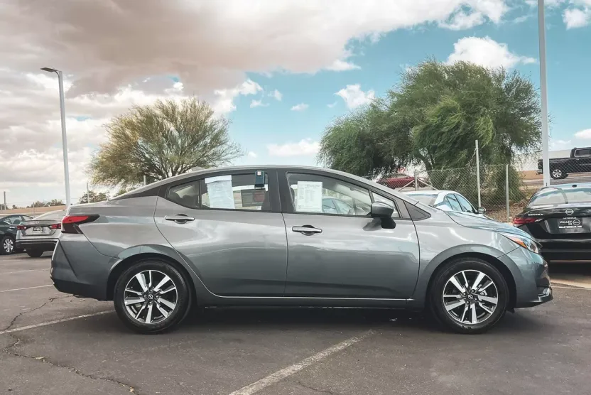 2025 Nissan Versa 1.6 SV photo 1