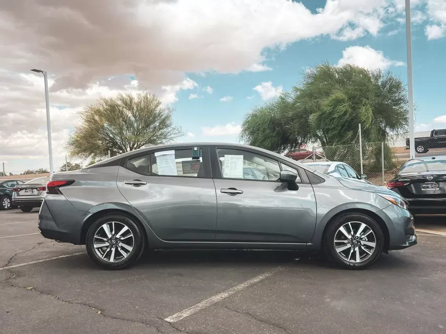2025 Nissan Versa 1.6 SV photo 1