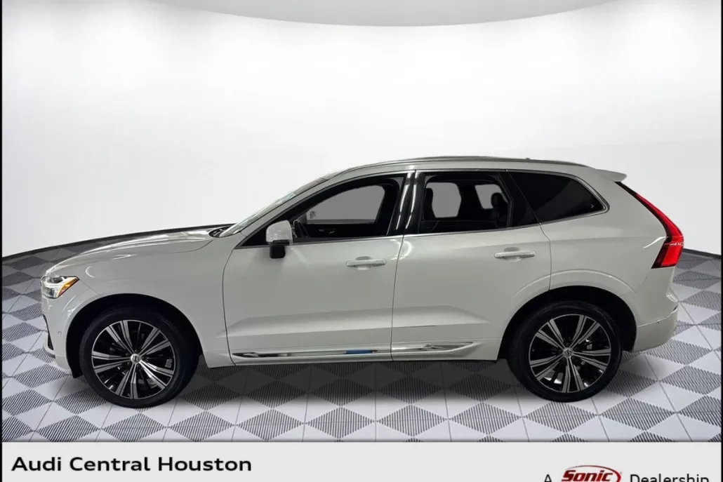 2023 Volvo XC60 Plus photo 1