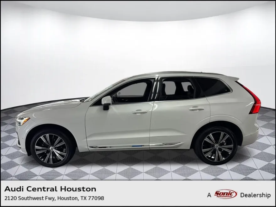 2023 Volvo XC60 Plus photo 1
