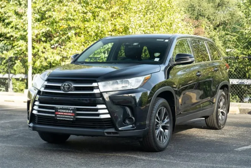 2019 Toyota Highlander LE Plus photo 1