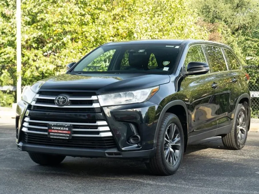 2019 Toyota Highlander LE Plus photo 1