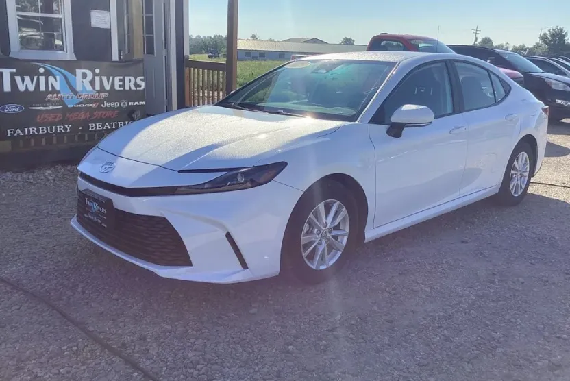 2025 Toyota Camry LE photo 1