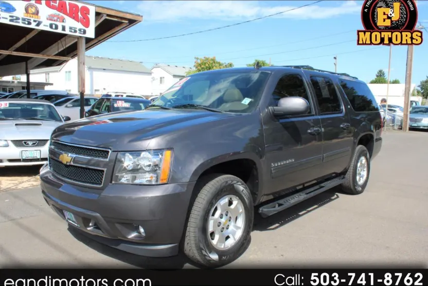 2010 Chevrolet Suburban 1500 LT photo 1
