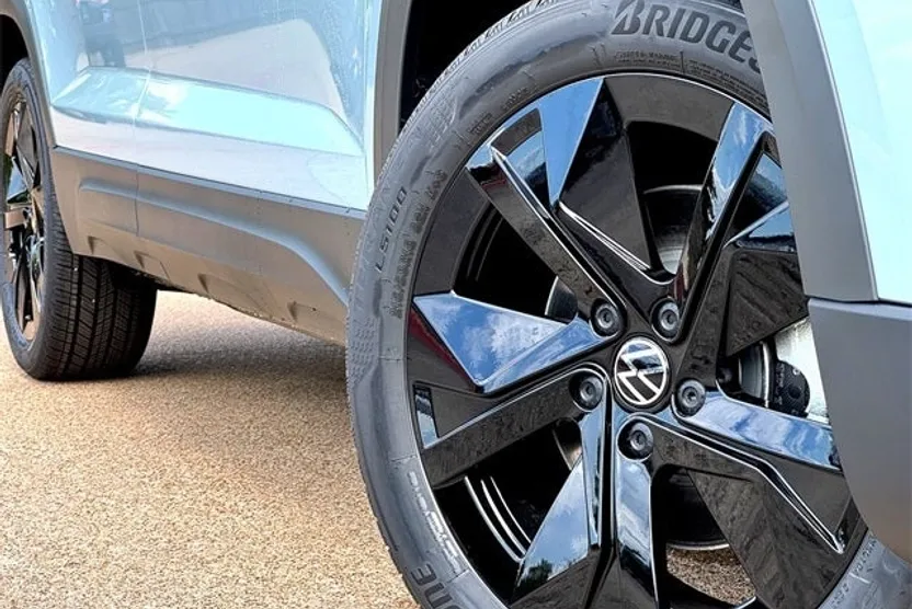 2025 Volkswagen Taos SE photo 1