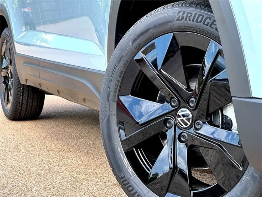 2025 Volkswagen Taos SE photo 1
