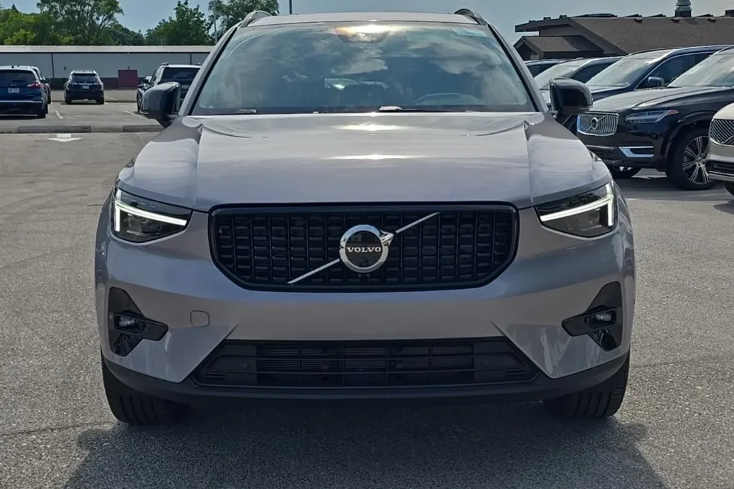 2026 Volvo XC40 AWD Plus photo 1