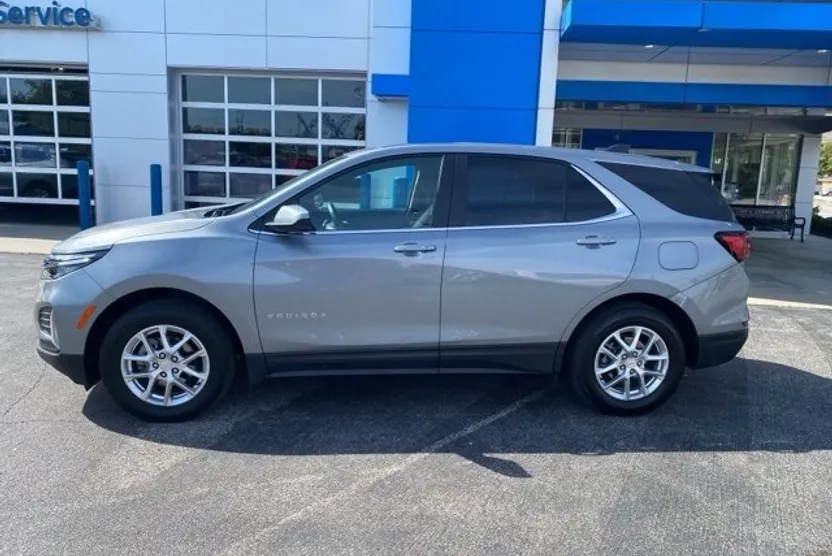 2024 Chevrolet Equinox LT photo 1