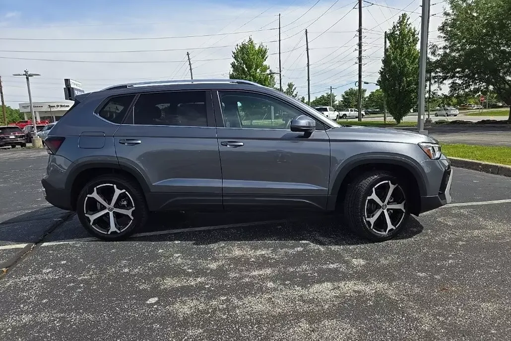 2025 Volkswagen Taos SEL photo 1