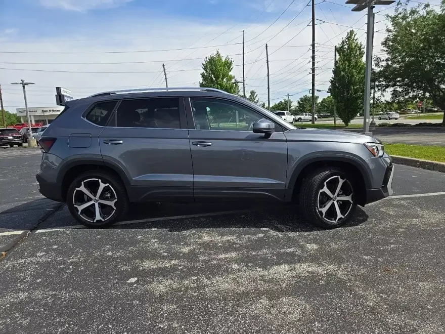 2025 Volkswagen Taos SEL photo 1