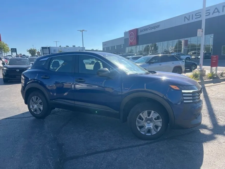 2025 Nissan Kicks S photo 1