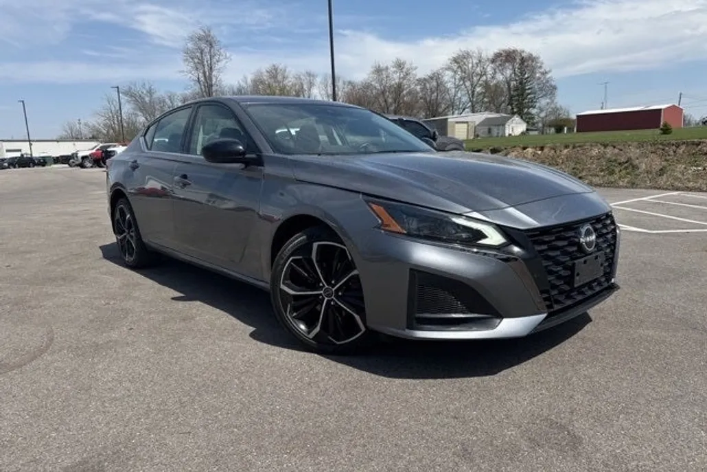 2023 Nissan Altima 2.5 SR photo 1
