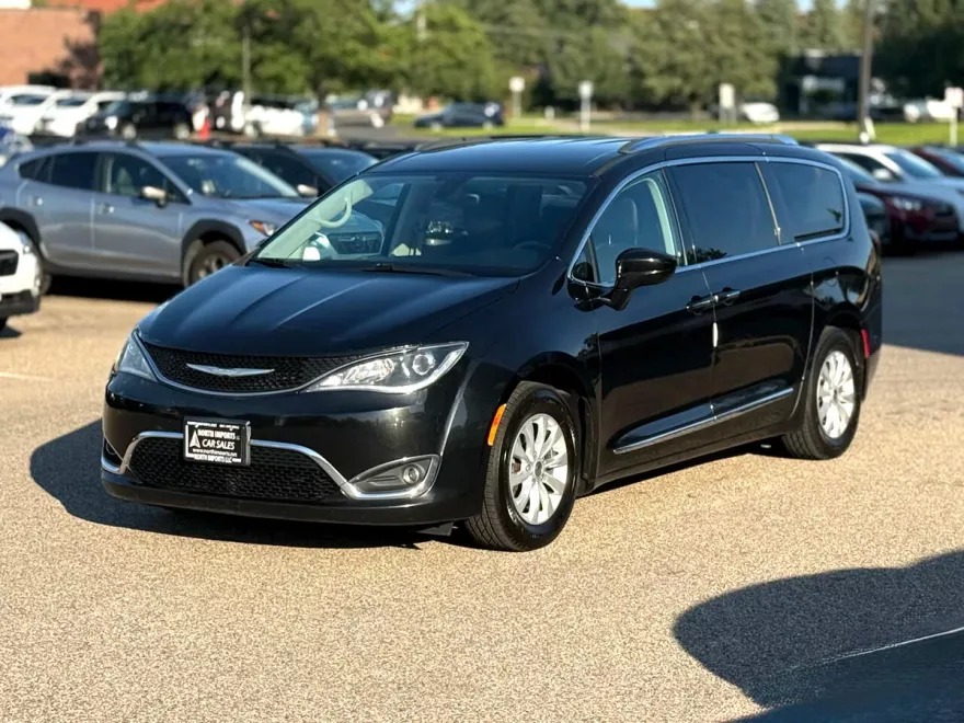 2018 Chrysler Pacifica Touring L photo 1