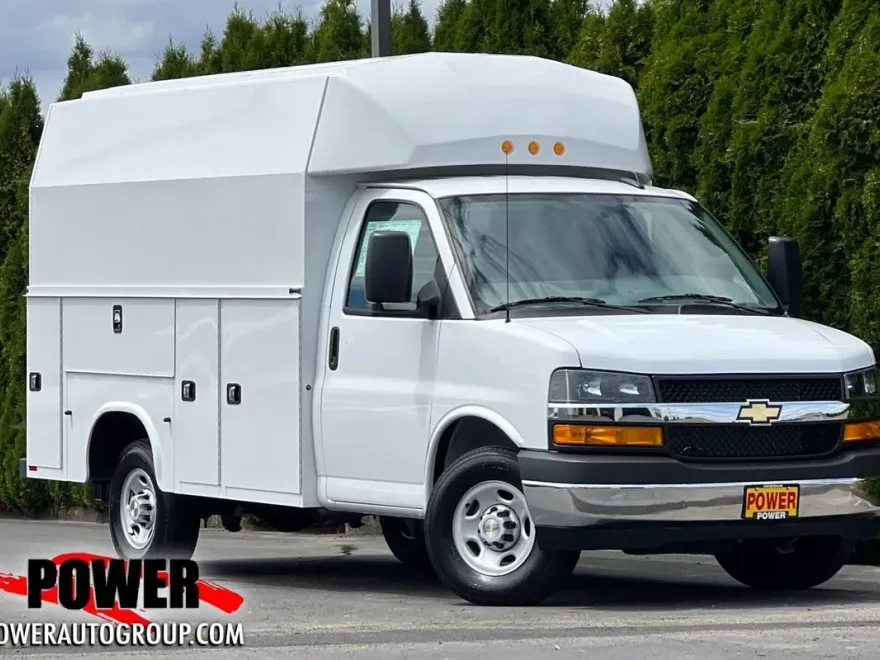 2025 Chevrolet Express Cutaway 3500 photo 1