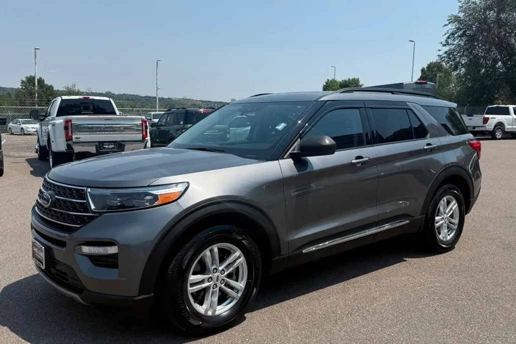 2023 Ford Explorer XLT photo 1