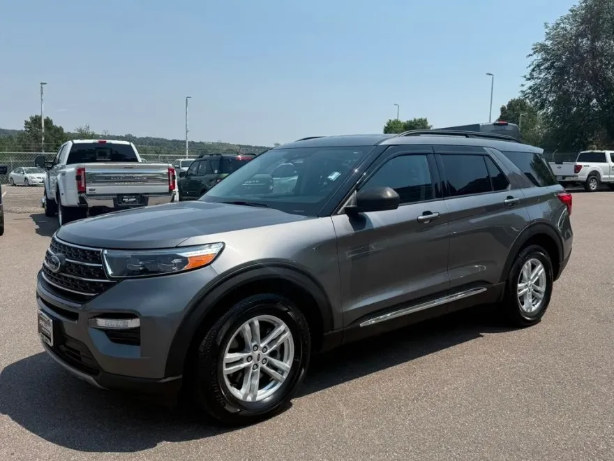 2023 Ford Explorer XLT photo 1