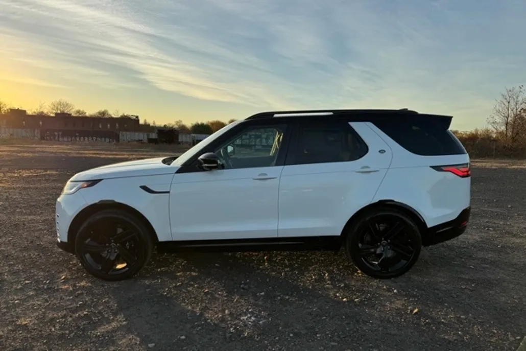 2025 Land Rover Discovery Metropolitan Edition photo 1