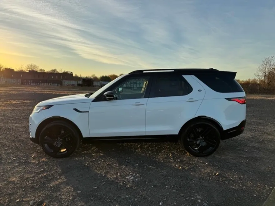 2025 Land Rover Discovery Metropolitan Edition photo 1