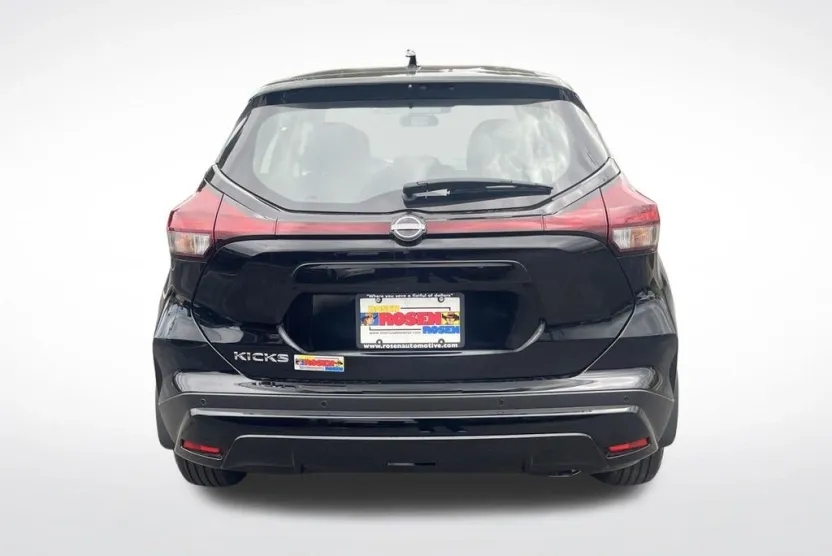 2025 Nissan Kicks Play S photo 1