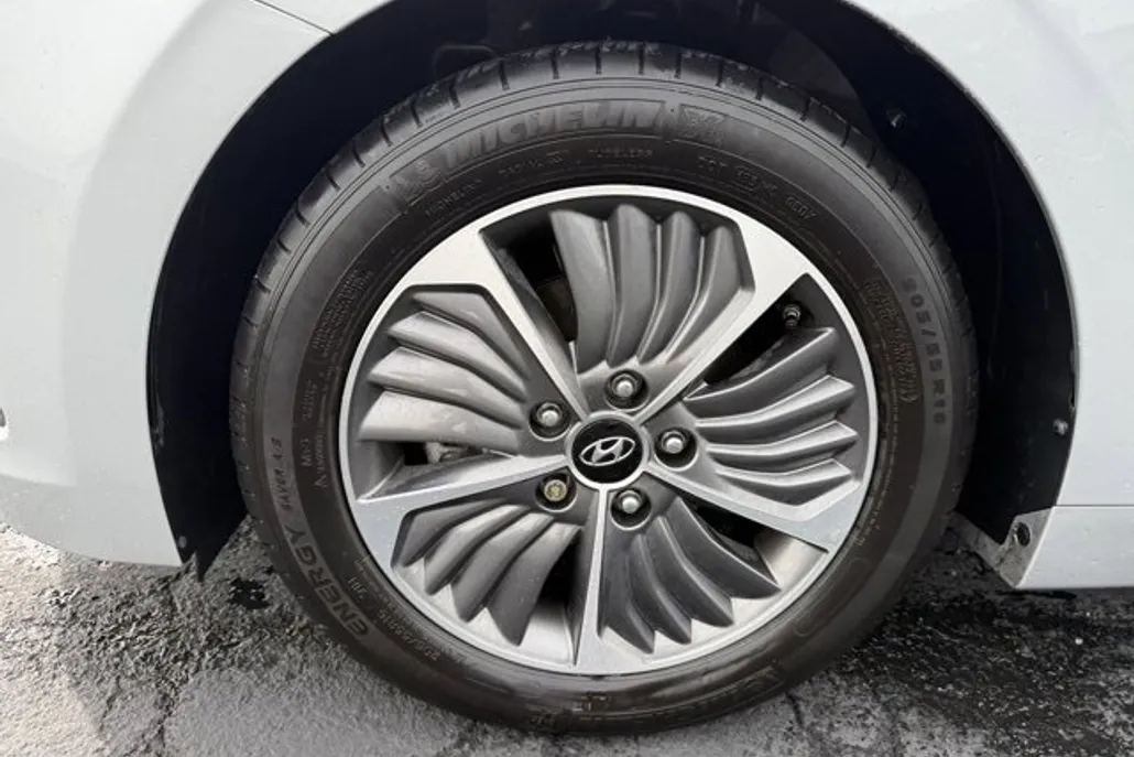 2021 Hyundai Ioniq Plug-In Hybrid SEL photo 1