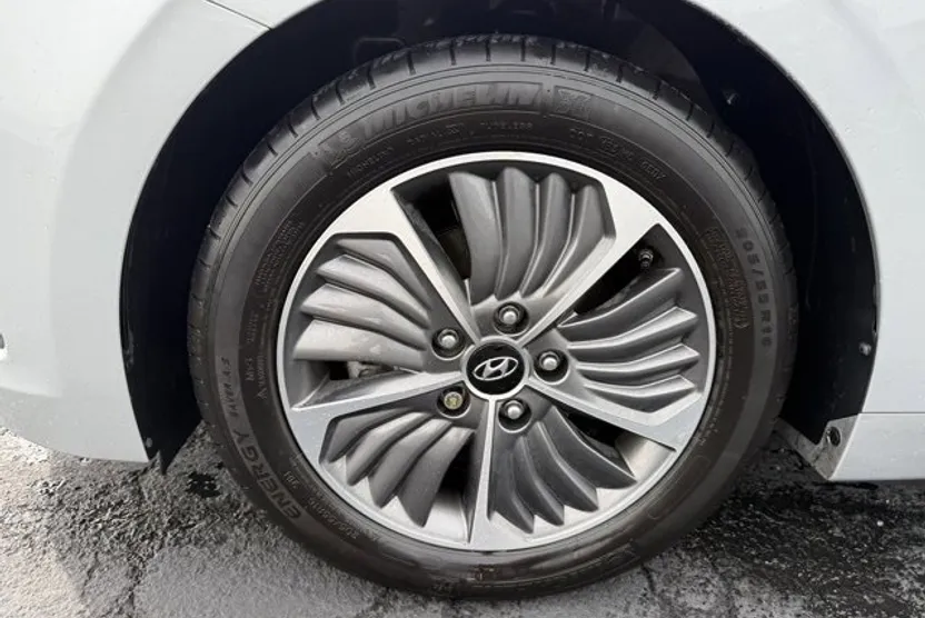 2021 Hyundai Ioniq Plug-In Hybrid SEL photo 1