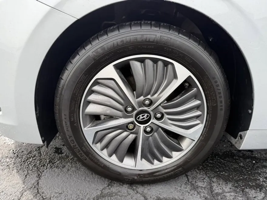 2021 Hyundai Ioniq Plug-In Hybrid SEL photo 1