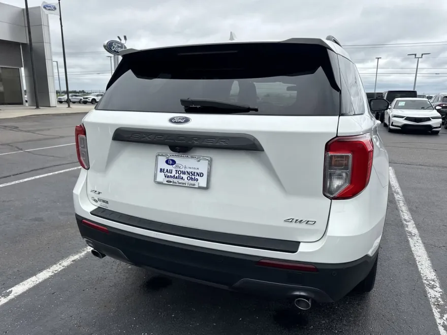 2022 Ford Explorer XLT photo 1