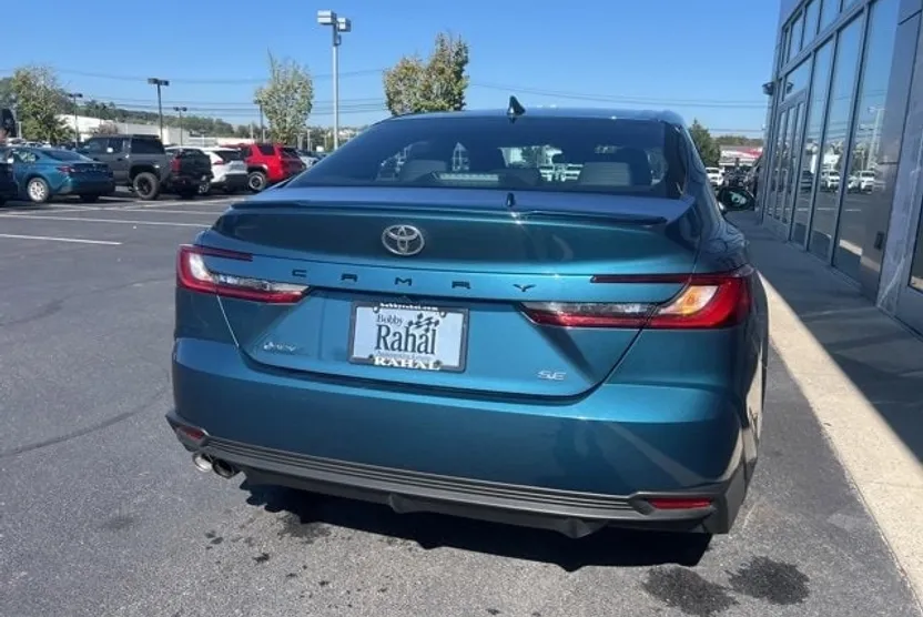 2025 Toyota Camry SE photo 1