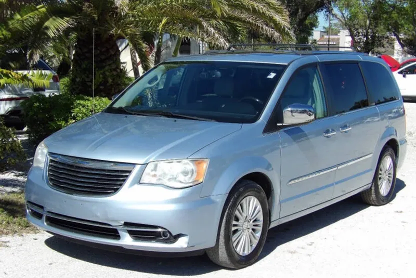 2012 Chrysler Town & Country Limited photo 1