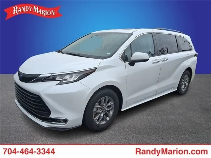 2023 Toyota Sienna XLE photo 1