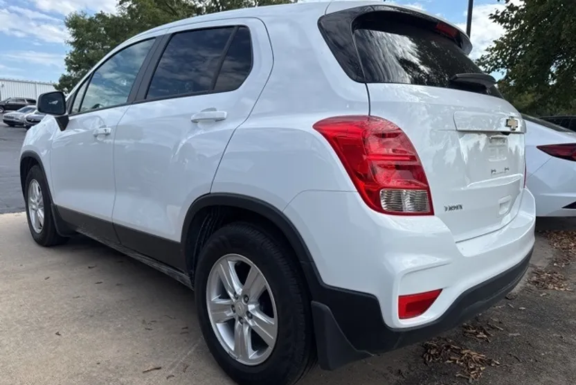 2021 Chevrolet Trax LS photo 1
