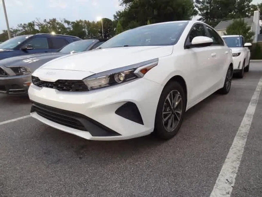 2023 Kia Forte LXS photo 1