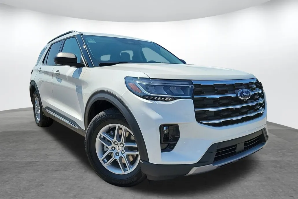 2025 Ford Explorer photo 1