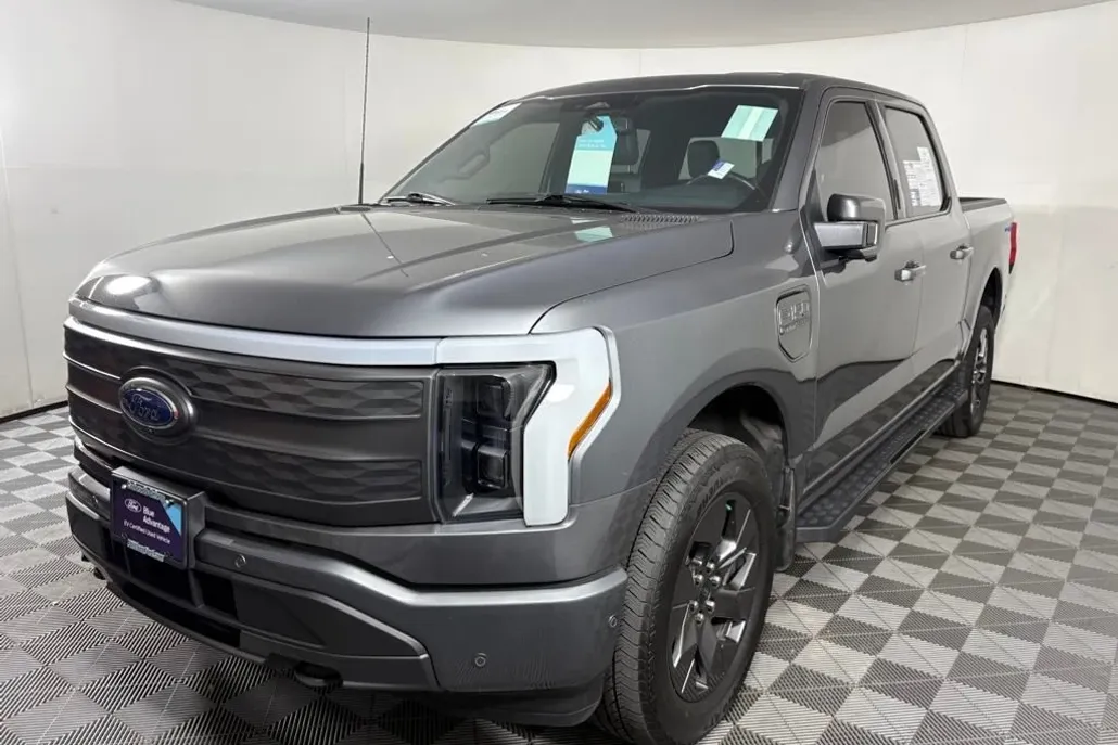 2023 Ford F-150 Lightning Lariat photo 1