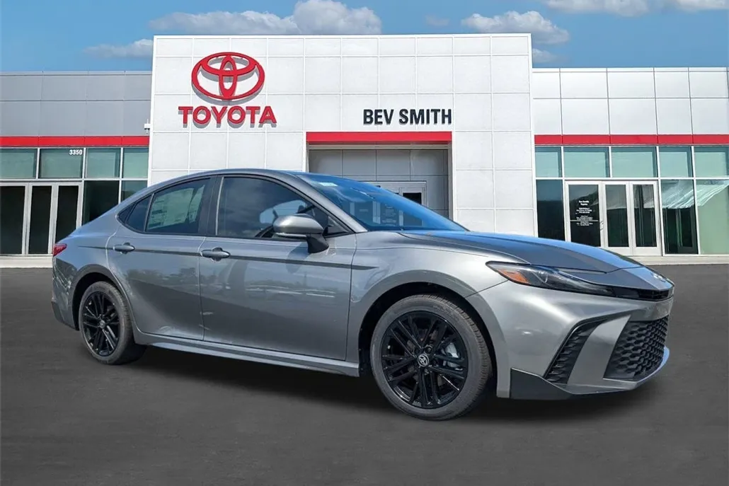 2025 Toyota Camry SE photo 1