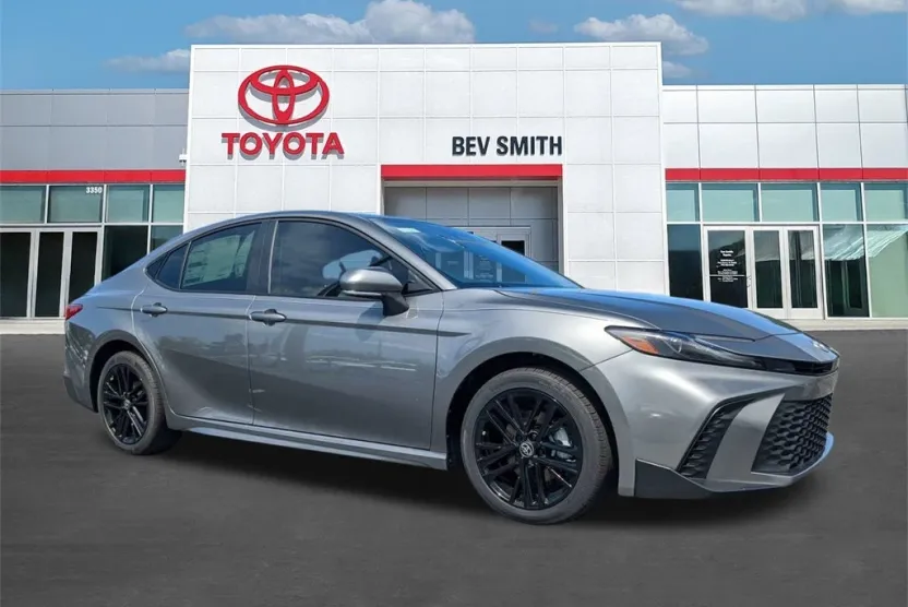 2025 Toyota Camry SE photo 1