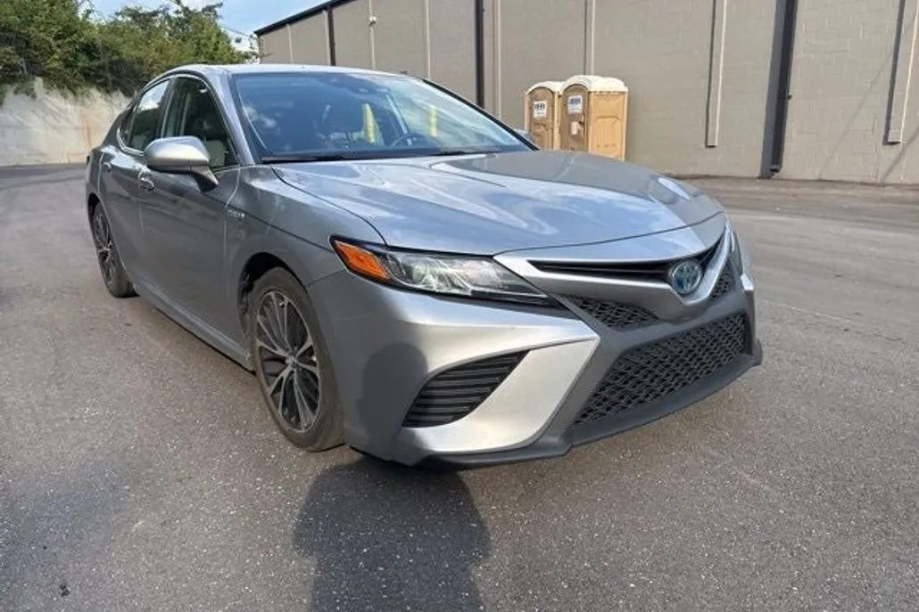 2020 Toyota Camry Hybrid SE photo 1