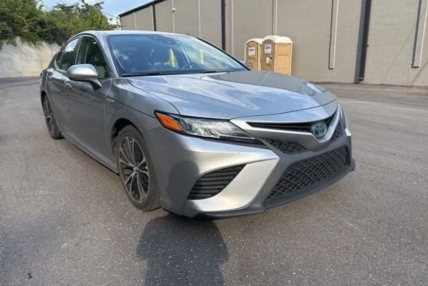 2020 Toyota Camry Hybrid SE photo 1