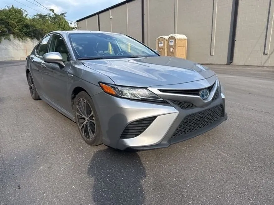 2020 Toyota Camry Hybrid SE photo 1