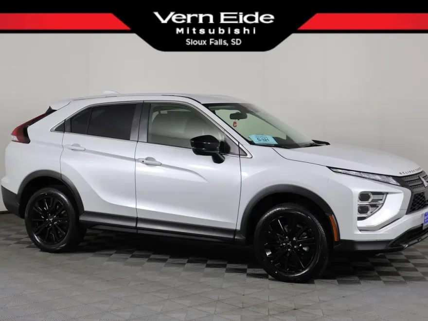 2025 Mitsubishi Eclipse Cross LE photo 1