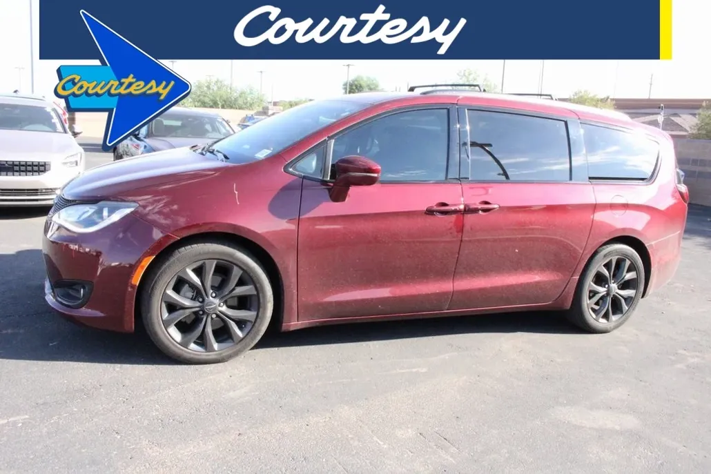 2018 Chrysler Pacifica Limited photo 1