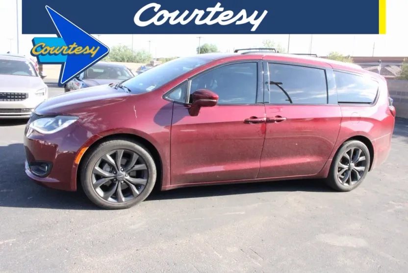 2018 Chrysler Pacifica Limited photo 1