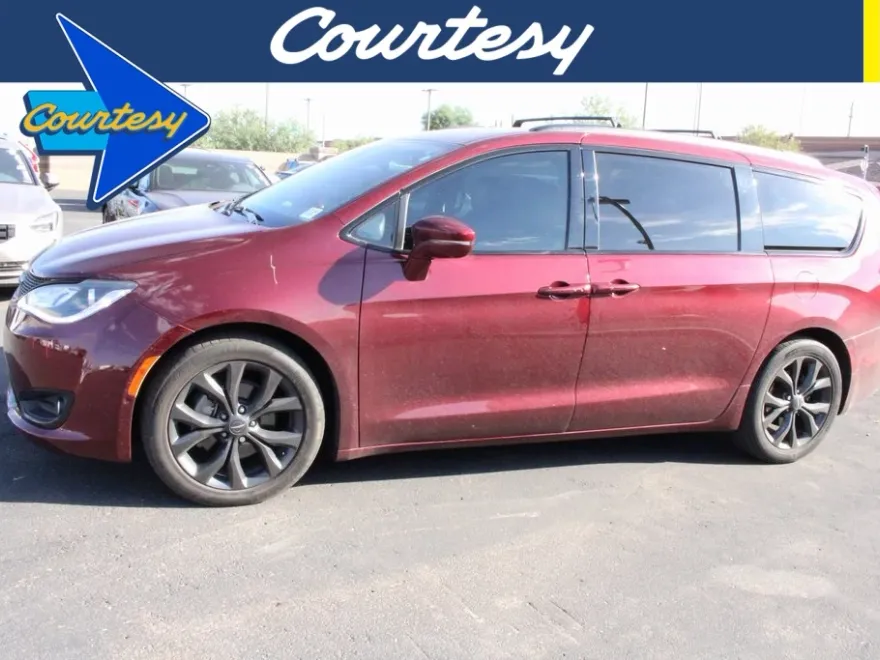 2018 Chrysler Pacifica Limited photo 1