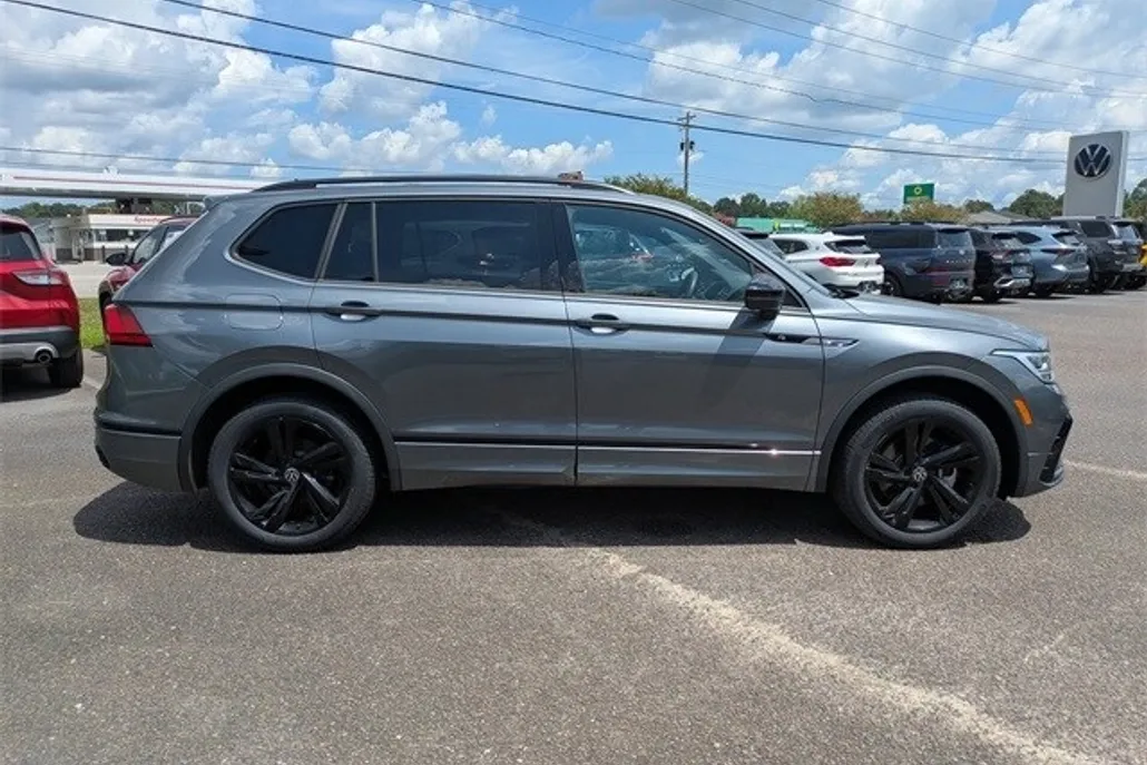2024 Volkswagen Tiguan SE R-Line Black photo 1