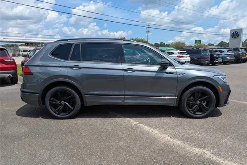 2024 Volkswagen Tiguan SE R-Line Black photo 1