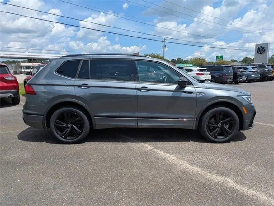 2024 Volkswagen Tiguan SE R-Line Black photo 1