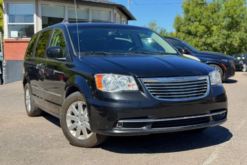 2015 Chrysler Town & Country Touring photo 1