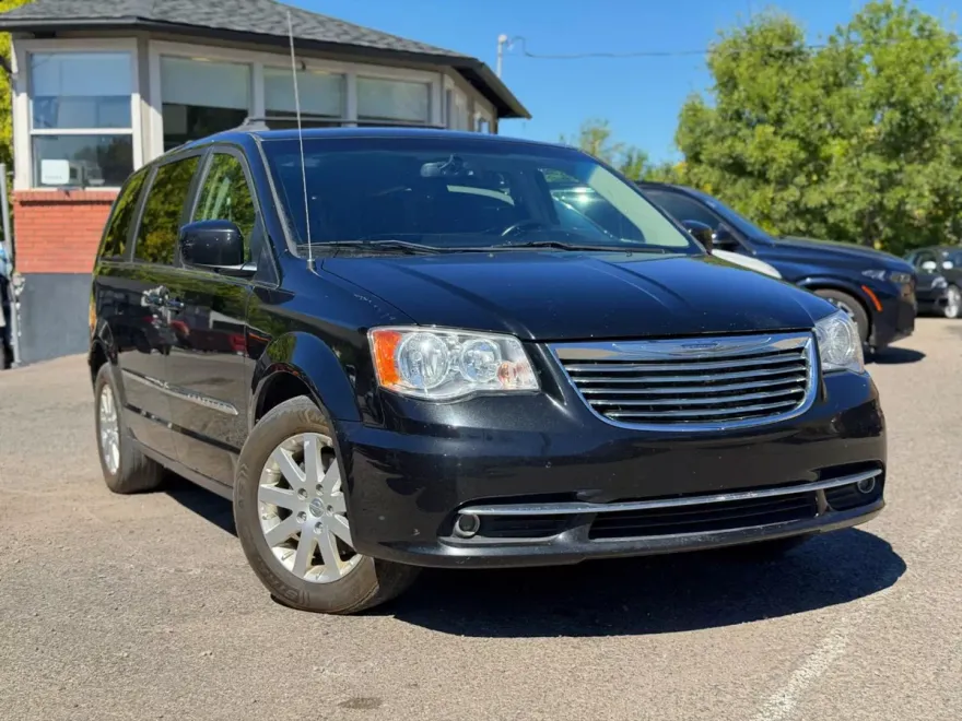2015 Chrysler Town & Country Touring photo 1