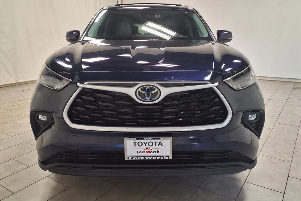 2024 Toyota Highlander LE photo 1