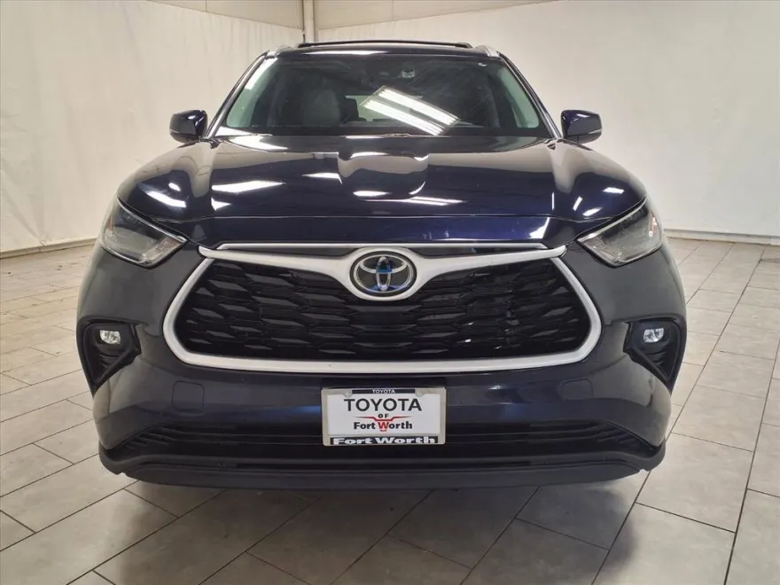 2024 Toyota Highlander LE photo 1
